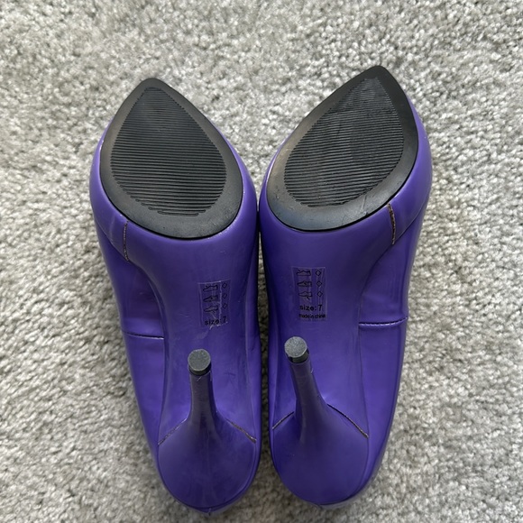 Michael Antonio Purple Pumps - Picture 4 of 6